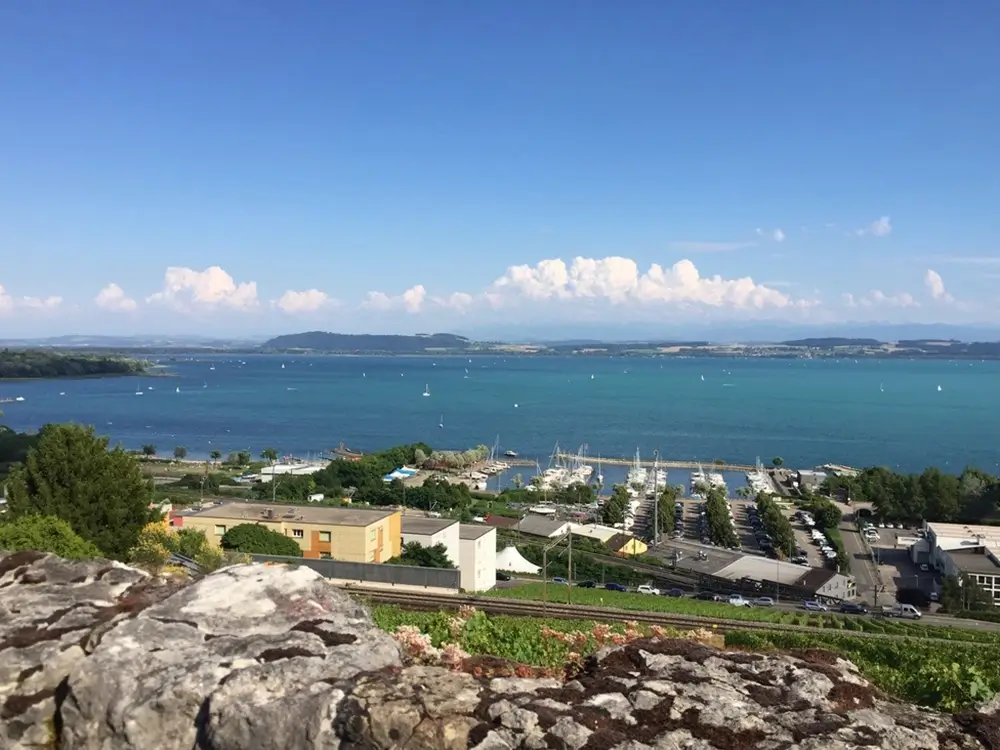 aussicht-ueber-neuenburgersee-segelschule Aussicht ueber neuenburgersee segelschule